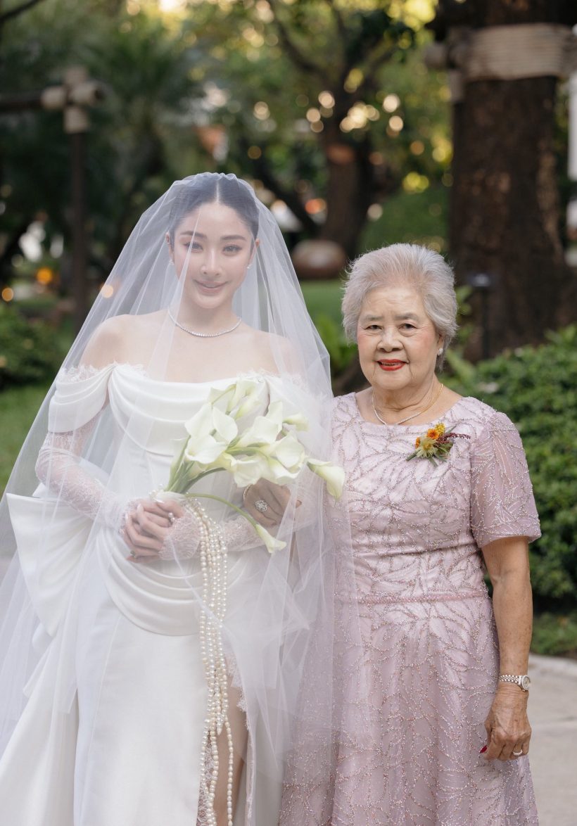 สาวสวยชื่อดัง เข้าพิธีวิวาห์แล้ว เพื่อนๆมีน้ำตาซึมทั้งงาน