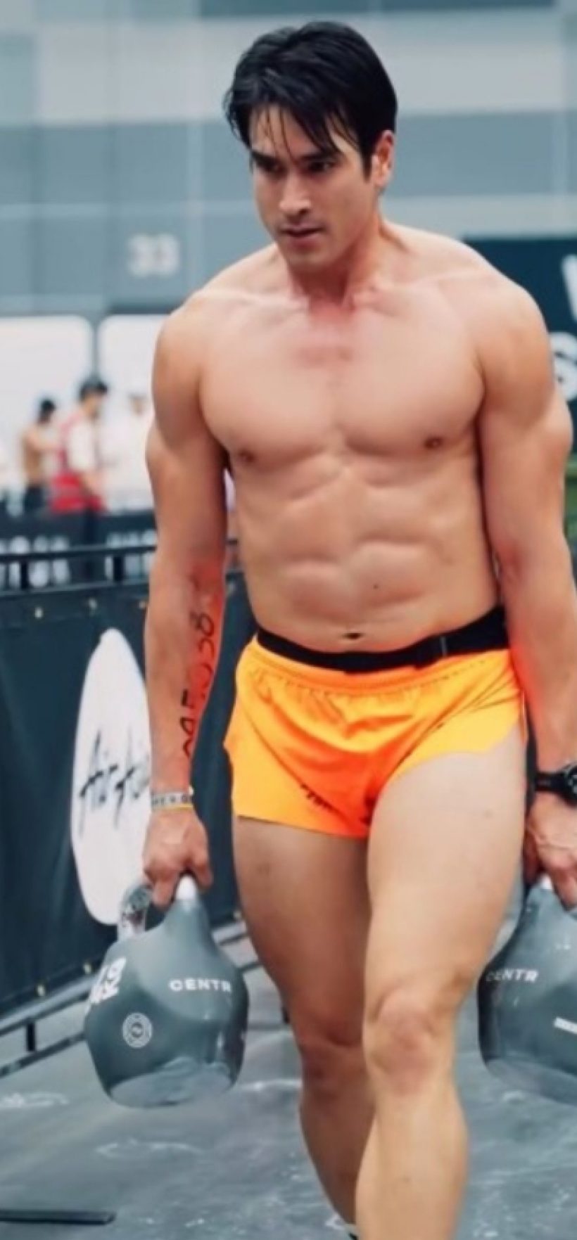 ว่าที่เจ้าบ่าวสายถึก! ณเดชน์โชว์ความฟิต ญาญ่ามองตาค้าง!