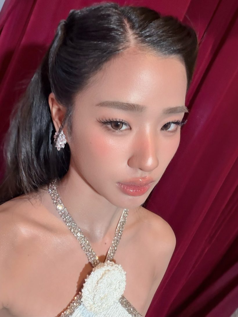 โสดจริงเหรอ? นางเอกสาวเบรกจิ้น แต่ฝ่ายชายหอบดอกไม้มาให้ถึงงาน!