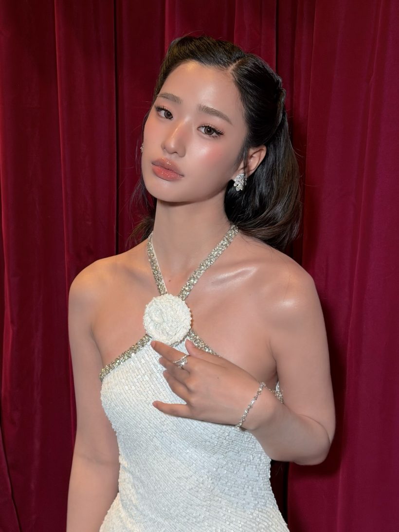 โสดจริงเหรอ? นางเอกสาวเบรกจิ้น แต่ฝ่ายชายหอบดอกไม้มาให้ถึงงาน!