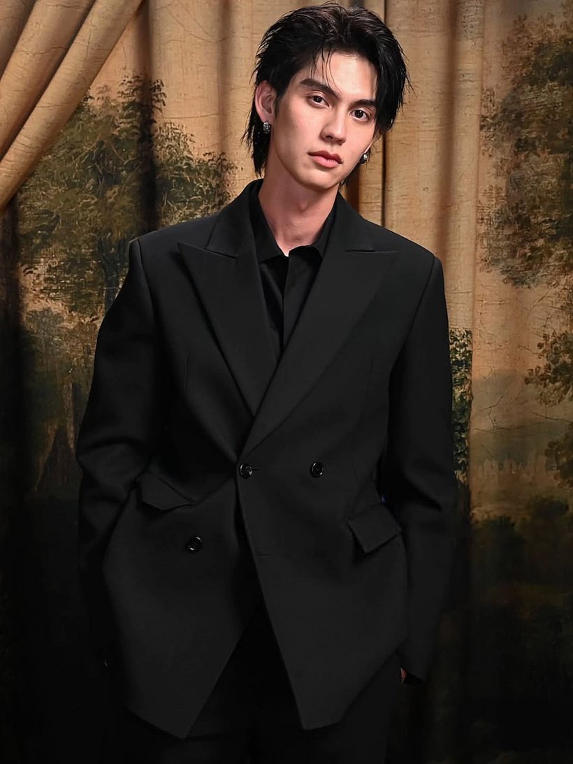 โสดจริงเหรอ? นางเอกสาวเบรกจิ้น แต่ฝ่ายชายหอบดอกไม้มาให้ถึงงาน!