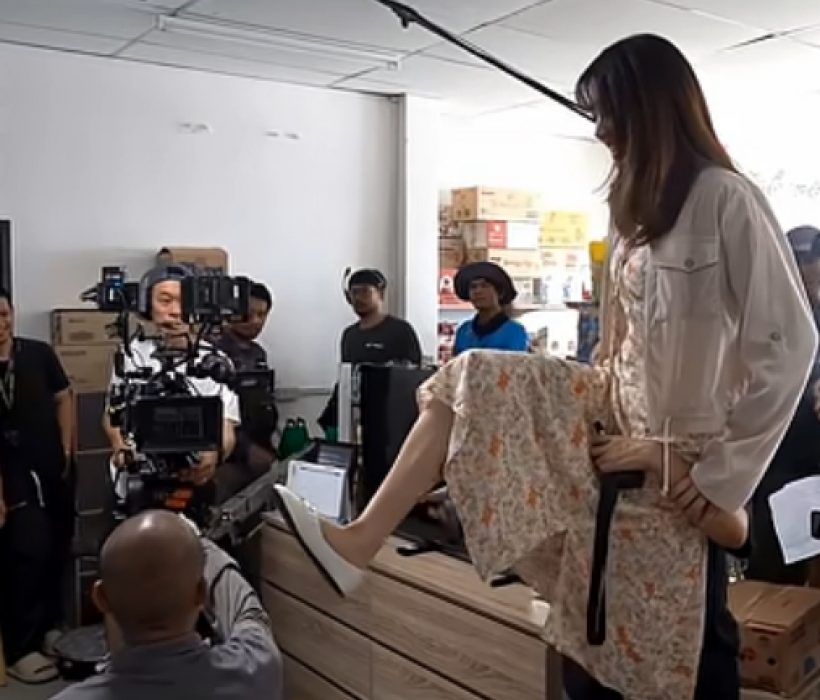 วาร์ปสาวที่ถีบหม่ำจ๊กม๊ก ตัวจริงโปรไฟล์จึ้งเป็นถึงญาติซุปตาร์!