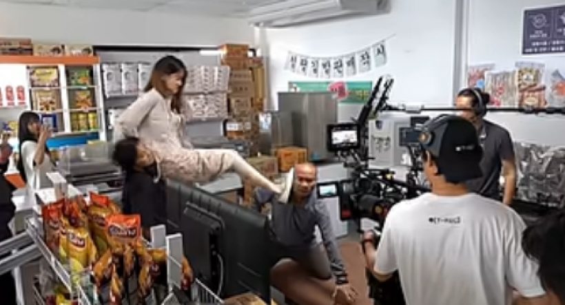 วาร์ปสาวที่ถีบหม่ำจ๊กม๊ก ตัวจริงโปรไฟล์จึ้งเป็นถึงญาติซุปตาร์!