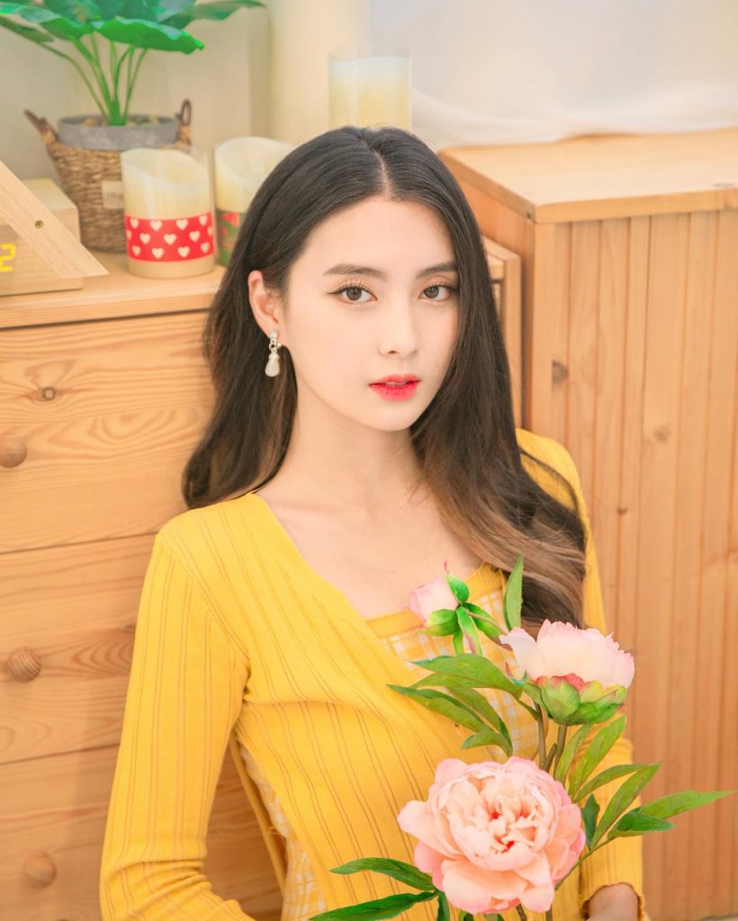 วาร์ปสาวที่ถีบหม่ำจ๊กม๊ก ตัวจริงโปรไฟล์จึ้งเป็นถึงญาติซุปตาร์!