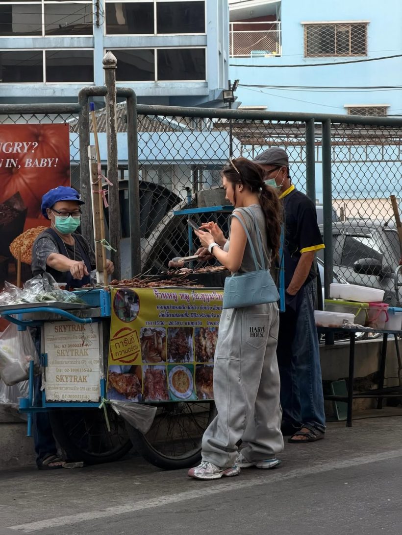 ใครเห็นก็ต้องเหลียว! เธอคนนี้สวยจริง แม้ตอนยืนซื้อไก่