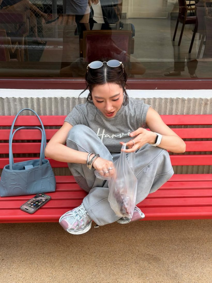 ใครเห็นก็ต้องเหลียว! เธอคนนี้สวยจริง แม้ตอนยืนซื้อไก่