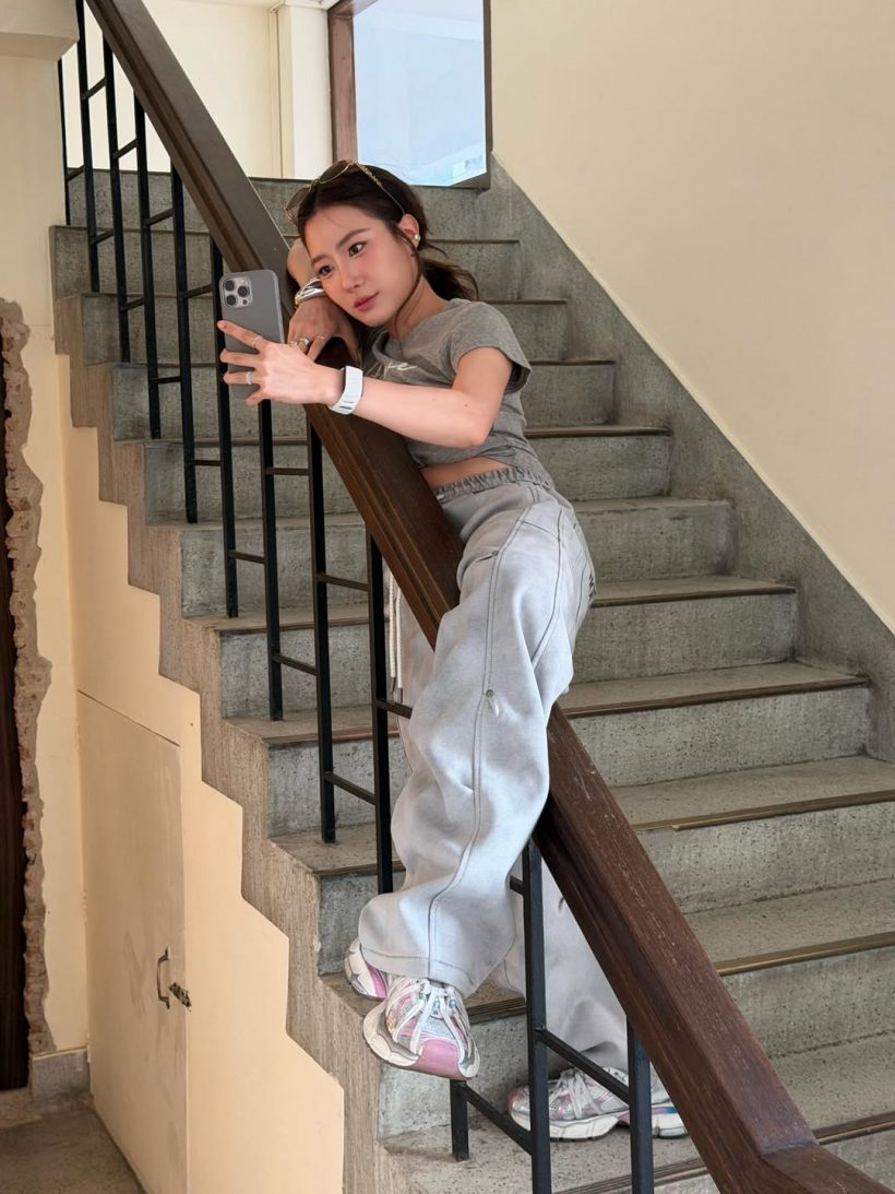 ใครเห็นก็ต้องเหลียว! เธอคนนี้สวยจริง แม้ตอนยืนซื้อไก่