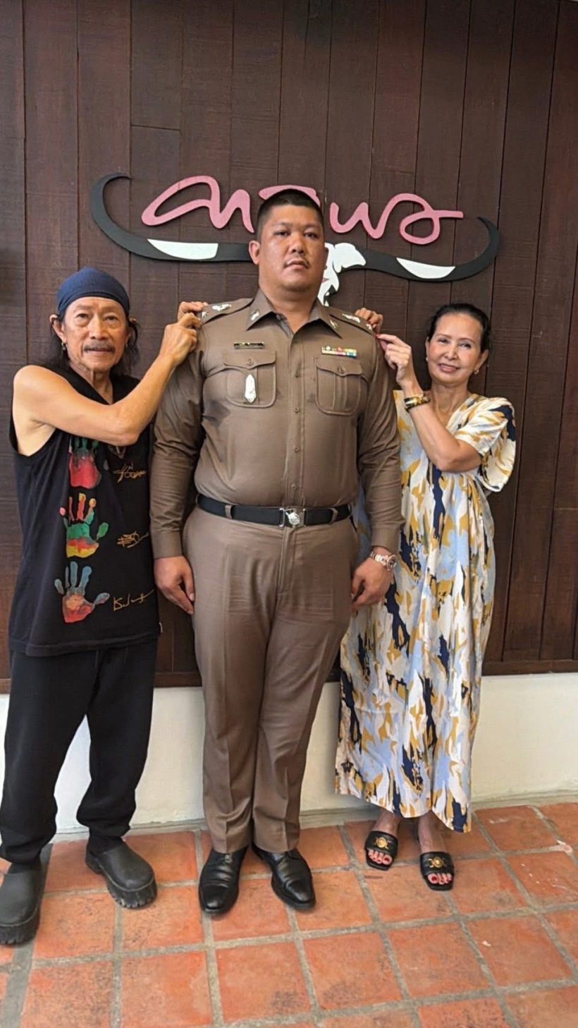 แอ๊ดคาราบาวจัดหนักของขวัญชิ้นหรู ลูกชายรับยศพันตำรวจโท