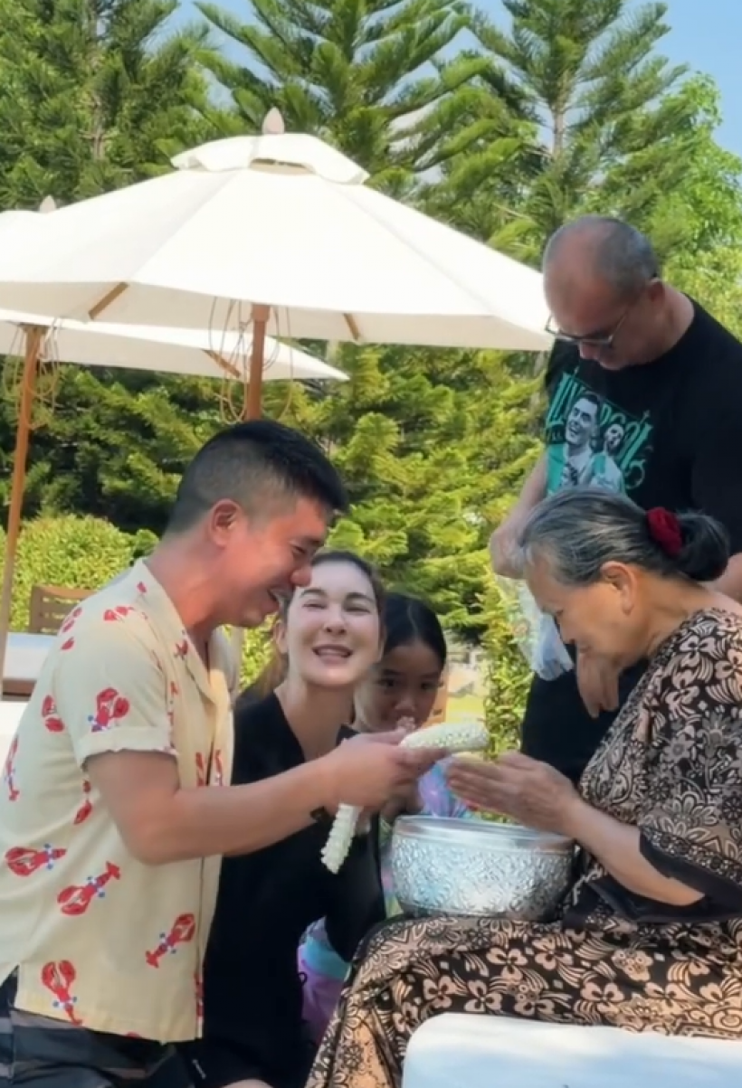 รักจริงหวังเเต่ง! หนุ่มคนดังโผล่บ้านเเฟนสาว ช็อตนี้น่ารักจริงๆ