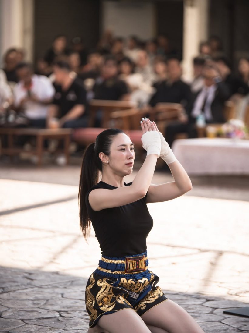 ช็อตเรียกน้ำตา ดาราสาว รำไหว้มวยไทยส่งคุณพ่อครั้งสุดท้าย