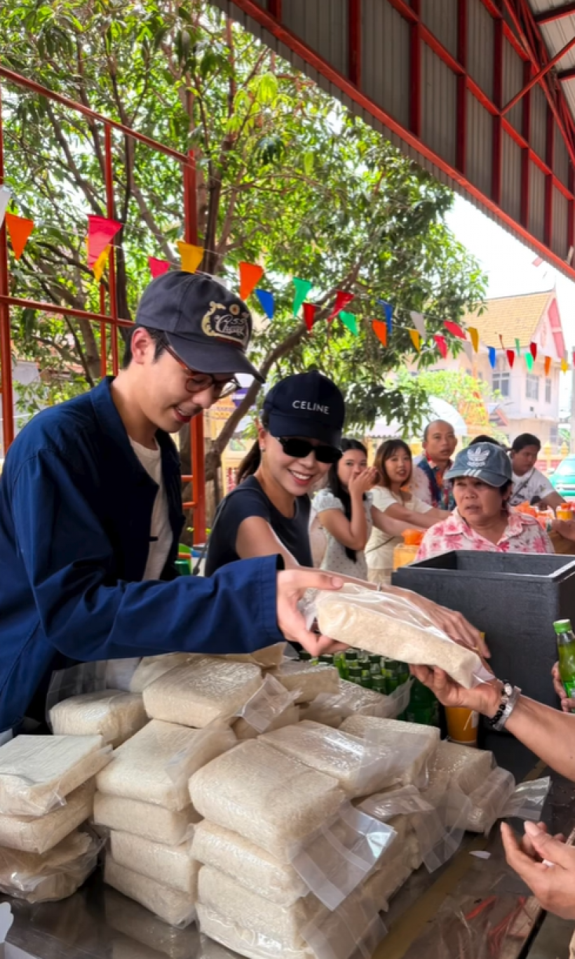 ชื่นชมพระเอกตัวจริง! ควงคุณเเม่ ลุยเเจกของให้ชาวบ้าน