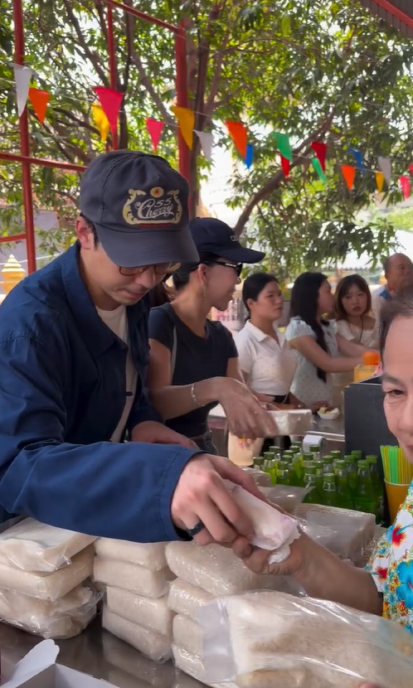 ชื่นชมพระเอกตัวจริง! ควงคุณเเม่ ลุยเเจกของให้ชาวบ้าน