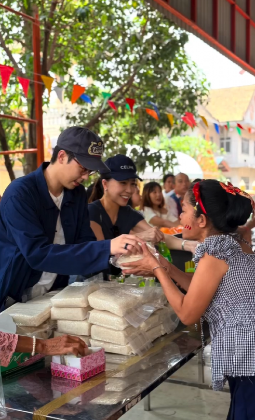 ชื่นชมพระเอกตัวจริง! ควงคุณเเม่ ลุยเเจกของให้ชาวบ้าน