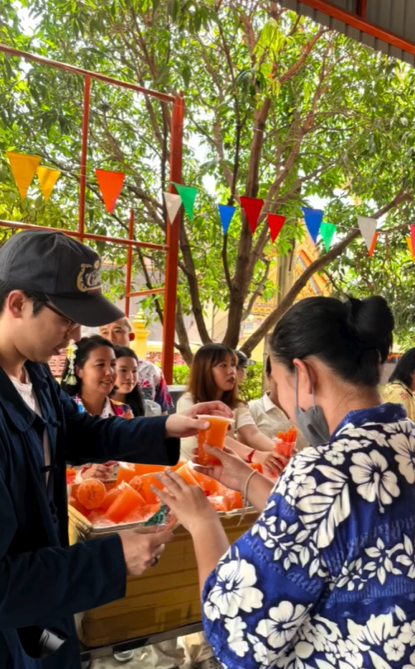 ชื่นชมพระเอกตัวจริง! ควงคุณเเม่ ลุยเเจกของให้ชาวบ้าน