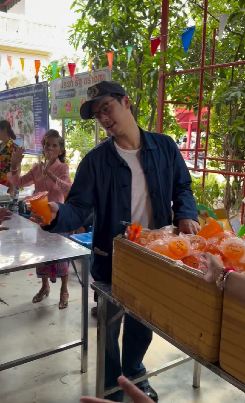 ชื่นชมพระเอกตัวจริง! ควงคุณเเม่ ลุยเเจกของให้ชาวบ้าน