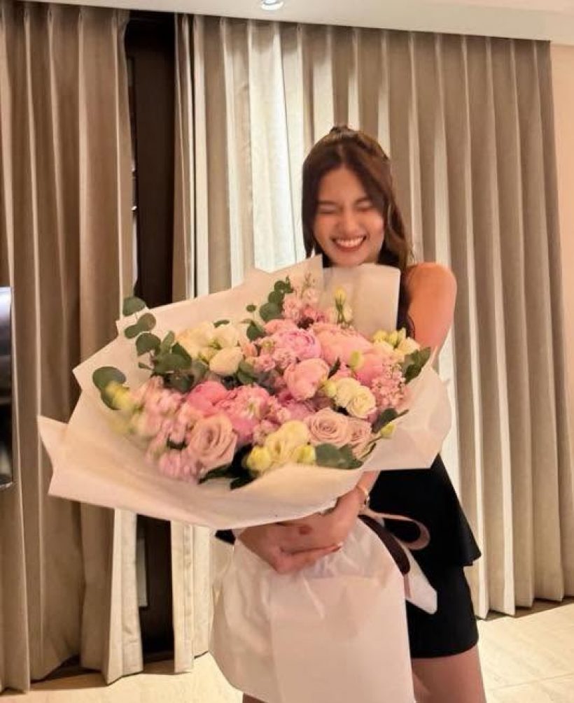 อินเลิฟ! นางเอกสาวช่องดัง ยิ้มแก้มปริรับดอกไม้ปริศนา