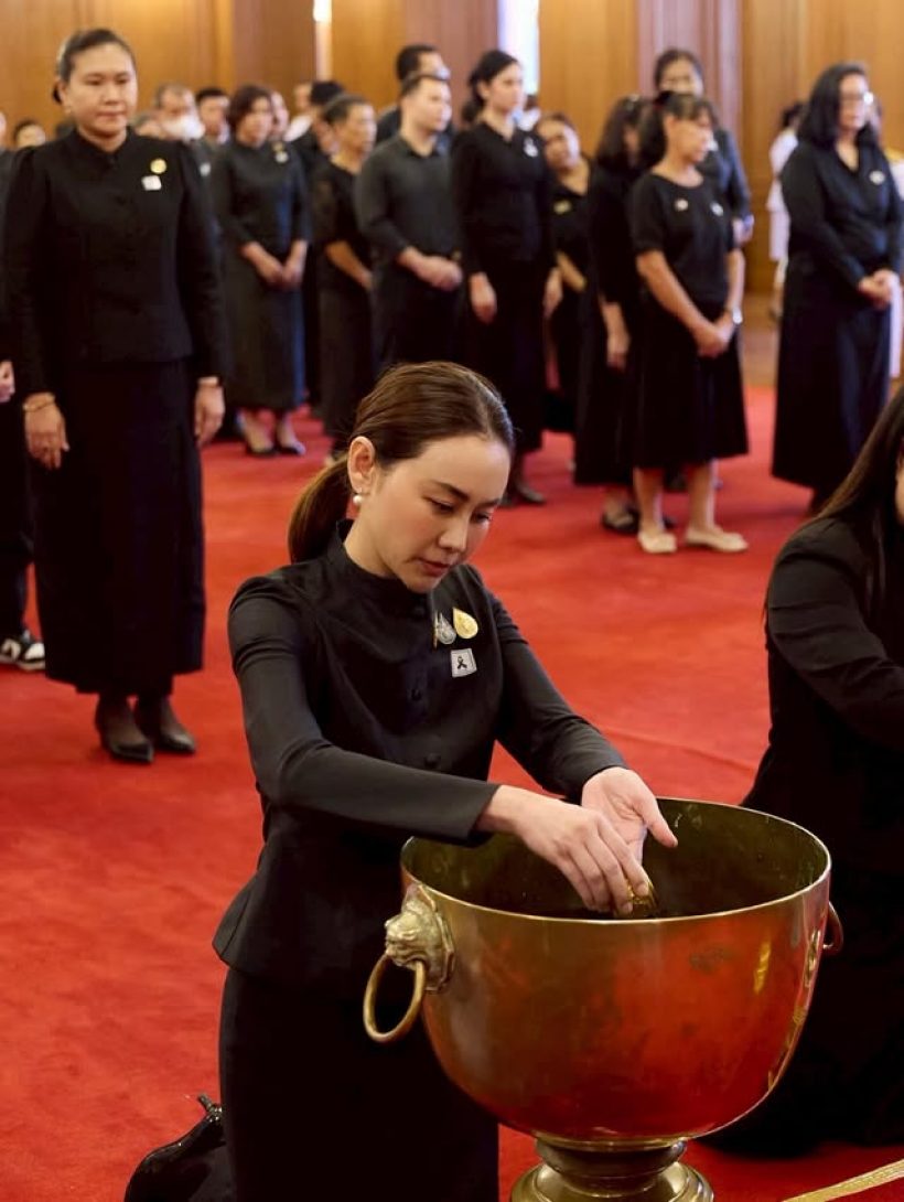 นาเดีย โสณกุล ร่วมถวายน้ำสรงพระศพเจ้าฟ้าพัชรกิติยาภาฯ