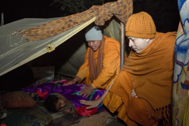 พระแซม-ยุรนันท์ พร้อมกัลยาณมิตร มอบผ้าห่มกันหนาวผู้ยากไร้ชาวอินเดีย