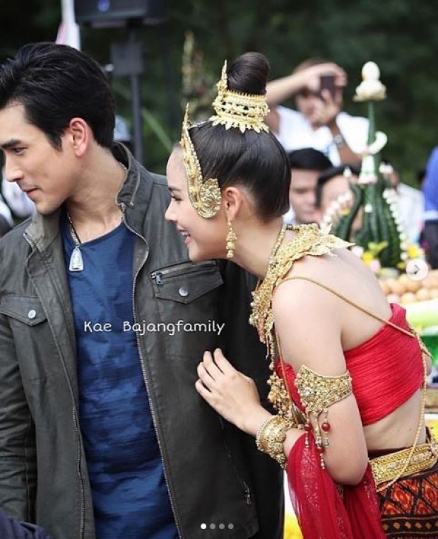 เผยวินาที “ณเดชน์” ดูแล “ญาญ่า” ทุกขั้นตอน!! หลังน้องใส่ชุดนางรำ ทำพิธีรำบวงสรวง (มีคลิป)