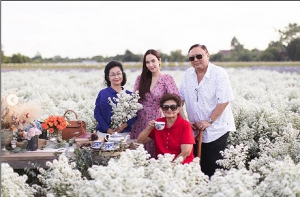  อั้ม โพสต์อวดความสวยกลางทุ่งดอกไม้ในฝัน ระบายตามหาซะไกล สุดท้ายเจอแล้วที่ไทย