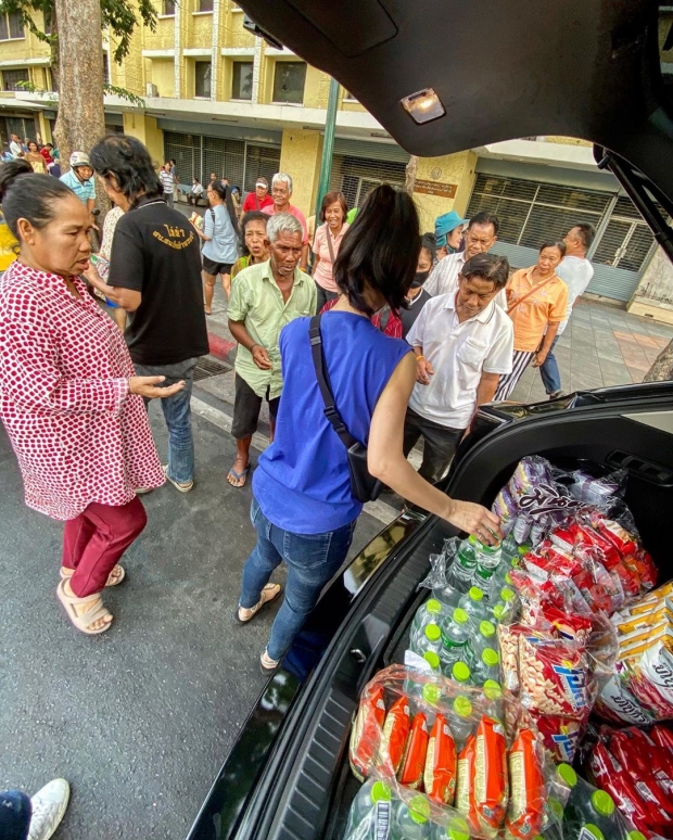 คนไทยไม่ทิ้งกัน เจ จินตัย พาลูกสาว-ภรรยา ลงพื้นที่เเจกข้าว น้ำ ให้พี่น้องชาวโคราช