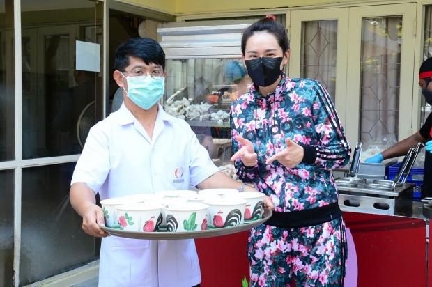 นุ้ย สุจิรา ลุยเอง!! ประจำการตาม รพ. ทำก๋วยเตี๋ยวแจกจ่าย ให้ทีมแพทย์