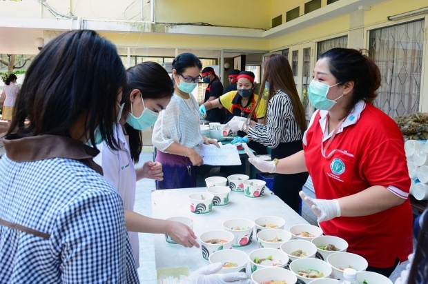 นุ้ย สุจิรา ลุยเอง!! ประจำการตาม รพ. ทำก๋วยเตี๋ยวแจกจ่าย ให้ทีมแพทย์