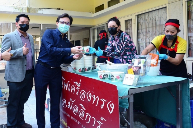 นุ้ย สุจิรา ลุยเอง!! ประจำการตาม รพ. ทำก๋วยเตี๋ยวแจกจ่าย ให้ทีมแพทย์