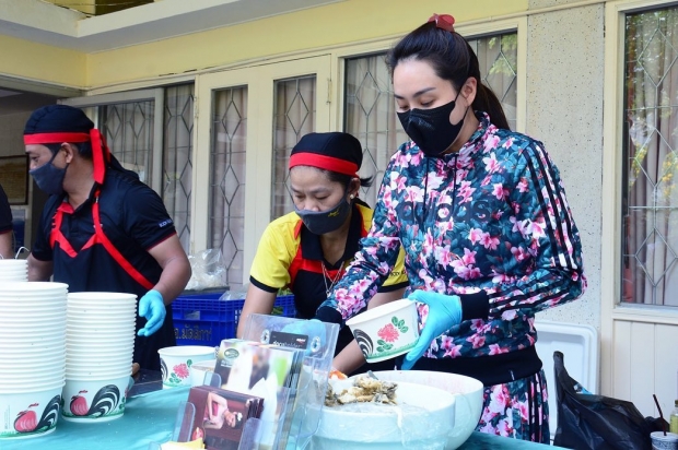 นุ้ย สุจิรา ลุยเอง!! ประจำการตาม รพ. ทำก๋วยเตี๋ยวแจกจ่าย ให้ทีมแพทย์