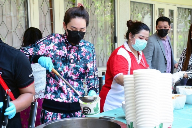 นุ้ย สุจิรา ลุยเอง!! ประจำการตาม รพ. ทำก๋วยเตี๋ยวแจกจ่าย ให้ทีมแพทย์