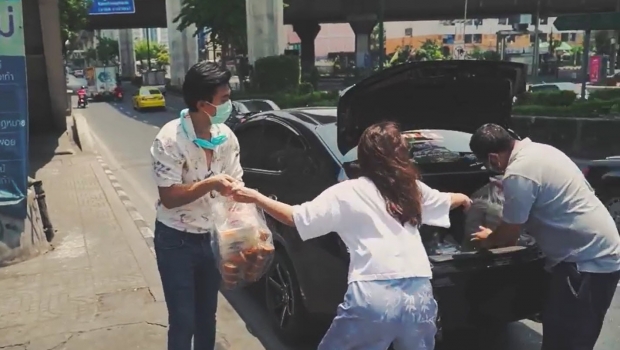 แพรว คณิตกุล ช่วยป้าเตี้ย ก๋วยเตี๋ยวเรือหลังเผชิญความโหดร้ายของโควิด