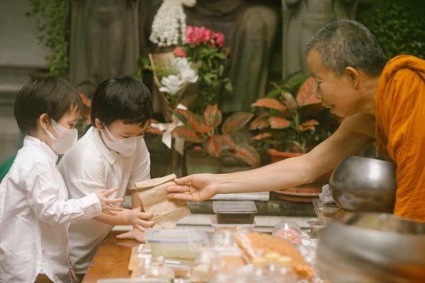 ไปดูความน่ารัก  สายฟ้า-พายุ ในโหมดเรียบร้อยอ่อนน้อม เมื่อเจอหลวงพ่อ