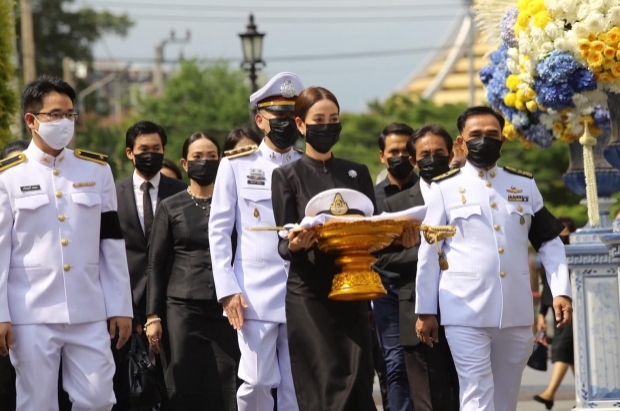 ตั้งคำถาม มิว อยู่ไหน ไร้เงาร่วมงาน พระราชทานเพลิงศพ พ่อเเต้ว 