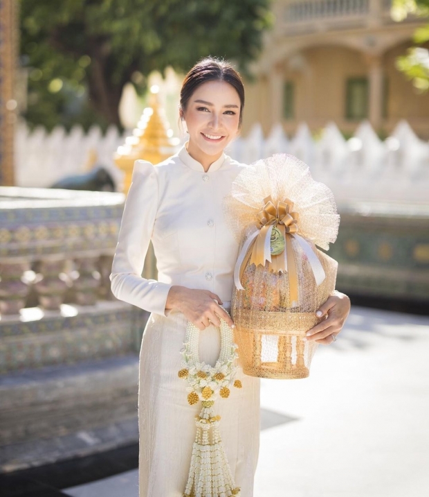 กระแต ศุภักษร สวยสง่า ในวัย 38 ปี จูงมือครอบครัว ทำบุญวันเกิดสุดอบอุ่น