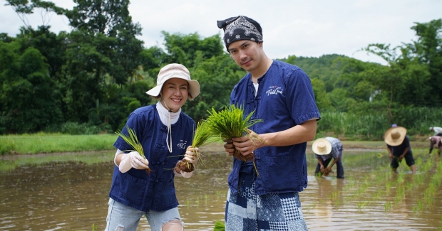 ชีวิตติดนา! เป๊ก-นิว อวดผลผลิตนาข้าว ที่ปลูก-เก็บเกี่ยวเองกับมือ