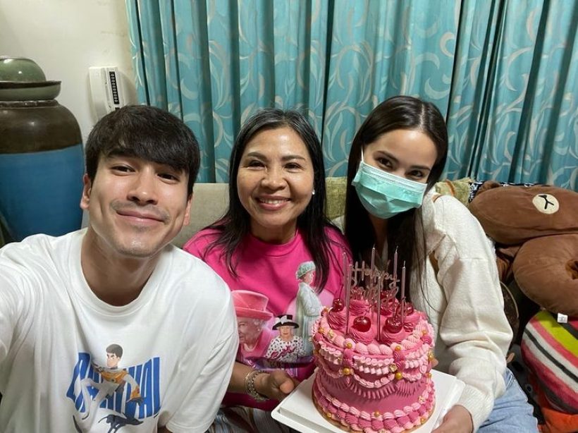 ว่าที่สะใภ้ตัวอย่าง ญาญ่า หอบเค้กHBD แม่แก้วคุณแม่ณเดชน์