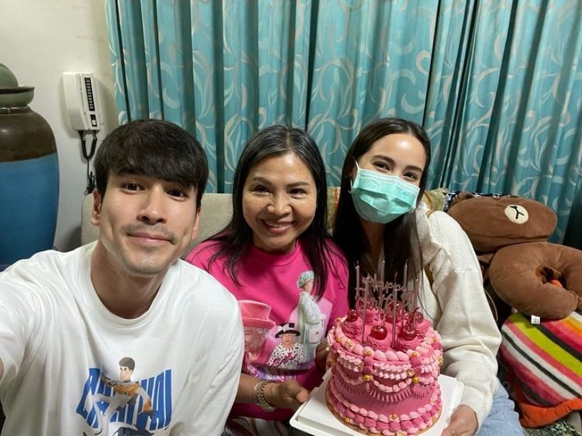 ว่าที่สะใภ้ตัวอย่าง ญาญ่า หอบเค้กHBD แม่แก้วคุณแม่ณเดชน์