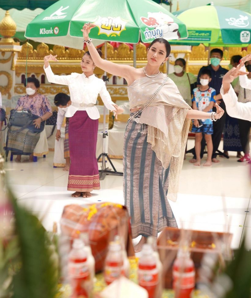 สวยสะกด ปู ไปรยา สวมชุดไทยรำถวายพระธาตุพนม เอาฤกษ์เอาชัยวันเกิด