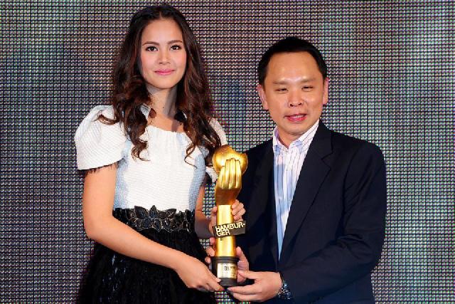 เริ่มเทศกาลแจกรางวัล ชมพู่-ญาญ่า-บอย ประเดิม