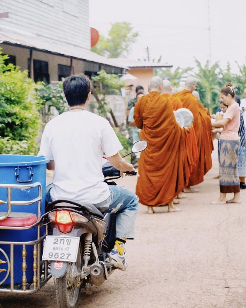 เปิดภาพเเรกพระเอกดังบวชละทางโลก มีหนุ่มหล่อคนนี้เป็นเด็กวัดเดินตามไม่ห่าง