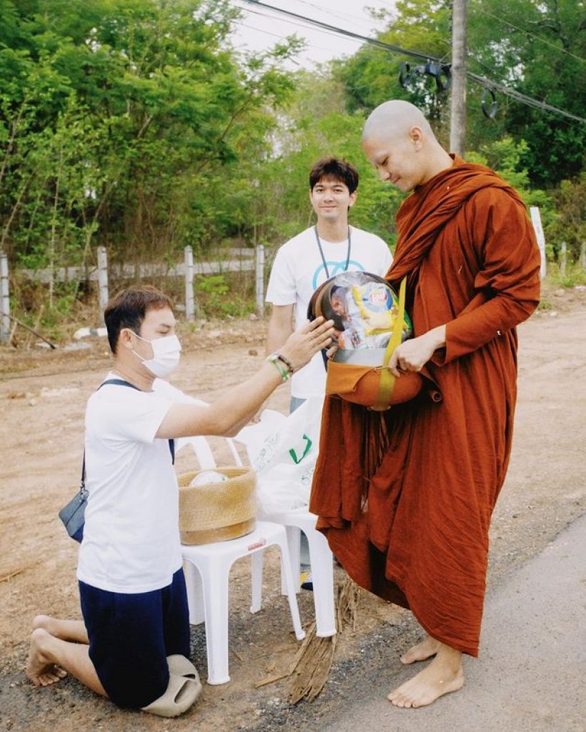 เปิดภาพเเรกพระเอกดังบวชละทางโลก มีหนุ่มหล่อคนนี้เป็นเด็กวัดเดินตามไม่ห่าง