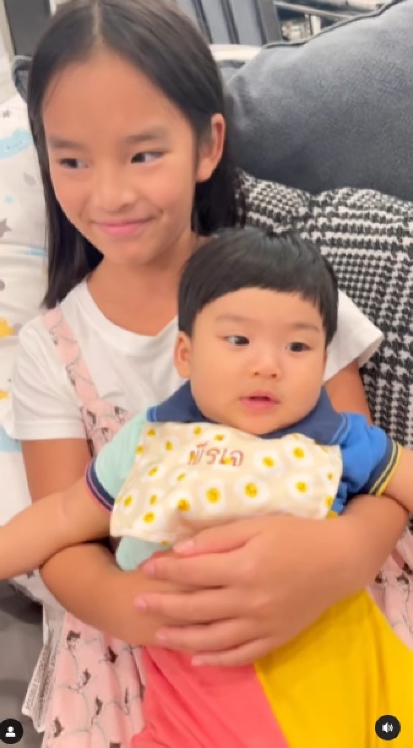 น่ารักมาก! น้องพีร์เจในอ้อมกอดพี่ปีใหม่ เอ็นดูช็อตเงยหน้ามองพี่ถี่ๆ