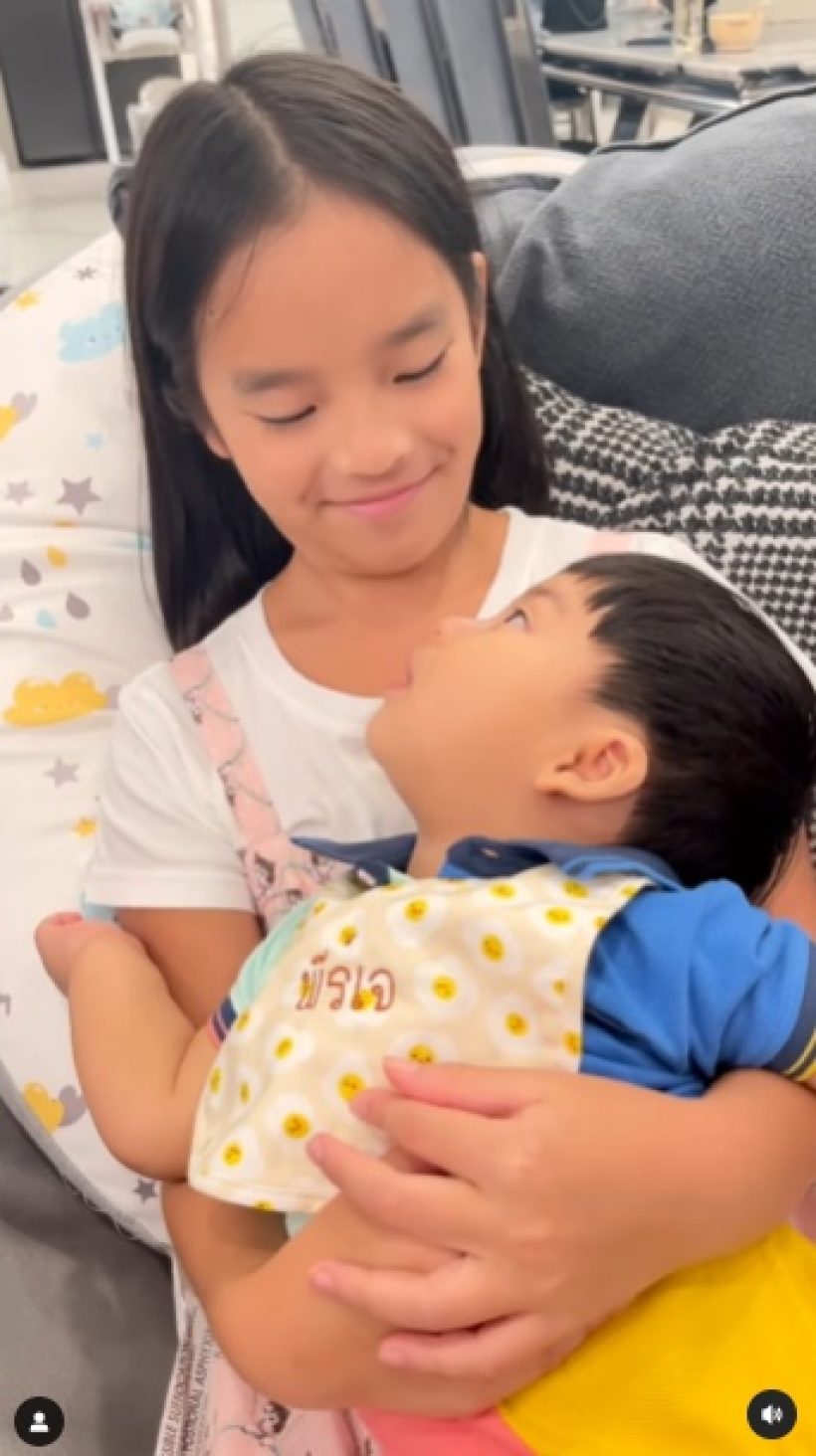 น่ารักมาก! น้องพีร์เจในอ้อมกอดพี่ปีใหม่ เอ็นดูช็อตเงยหน้ามองพี่ถี่ๆ