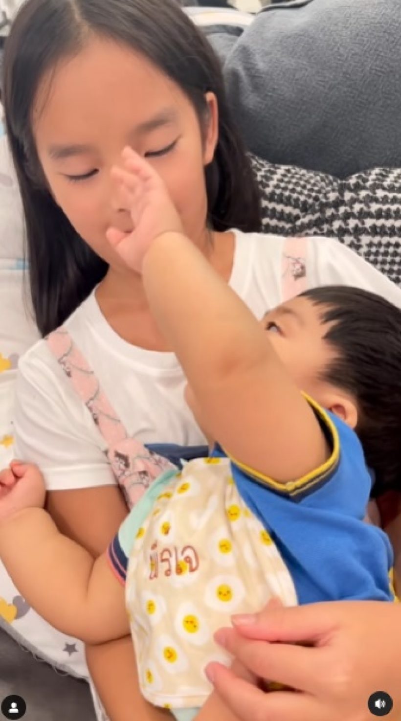 น่ารักมาก! น้องพีร์เจในอ้อมกอดพี่ปีใหม่ เอ็นดูช็อตเงยหน้ามองพี่ถี่ๆ