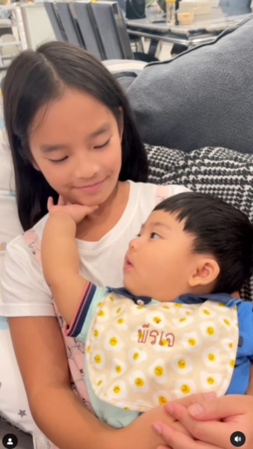 น่ารักมาก! น้องพีร์เจในอ้อมกอดพี่ปีใหม่ เอ็นดูช็อตเงยหน้ามองพี่ถี่ๆ