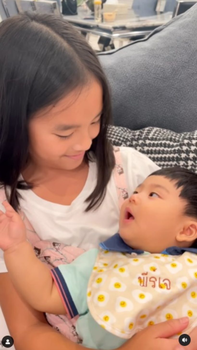 น่ารักมาก! น้องพีร์เจในอ้อมกอดพี่ปีใหม่ เอ็นดูช็อตเงยหน้ามองพี่ถี่ๆ