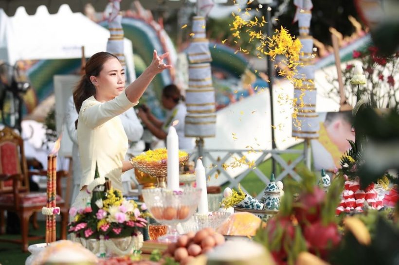 เพลงควงแม่ตู่ทำบุญใหญ่ จัดพิธีเบิกเนตรพระอุทิศให้พ่อเอ๋จากไป1ปี