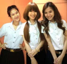 3 สาว “เบสท์-บุ๊ค-พราว” วง “โอลีฟส์” ยิ้มปลื้มเป็นน้องใหม่