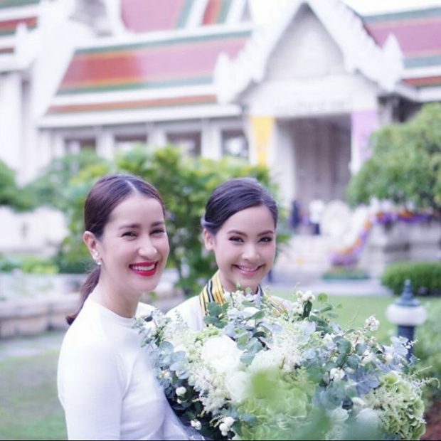 คุณค่าที่คู่ควร! รวมมิตรภาพสวยสะพรึงตา ญาญ่า ในชุดครุย