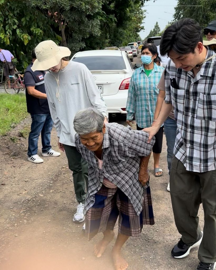 ชื่นชมคู่รักใจบุญ ลงพื้นที่ช่วยพี่น้อง จ.อยุธยา น้ำท่วม